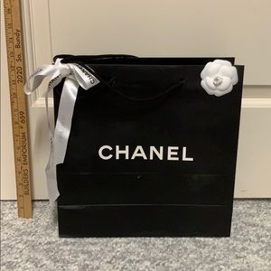 CHANEL shopping bag with ribbon and Camille flower